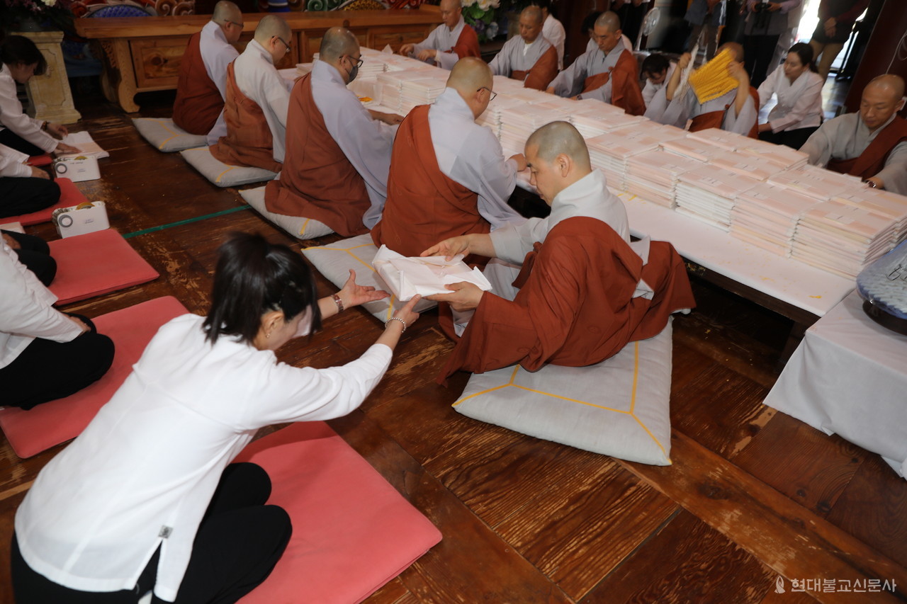 생전예수재보존회 스님들의 의식을 보존회 회원들이 돕고 있다.