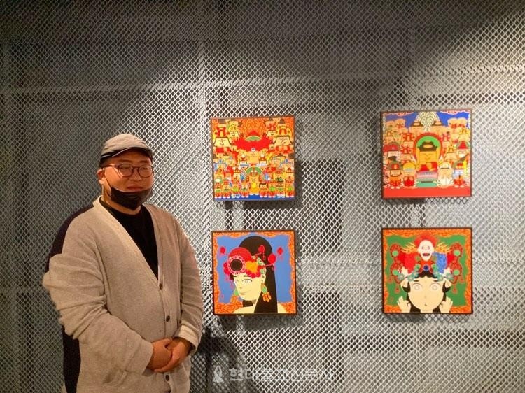  자신의 작품 앞에 선 김동현 작가.