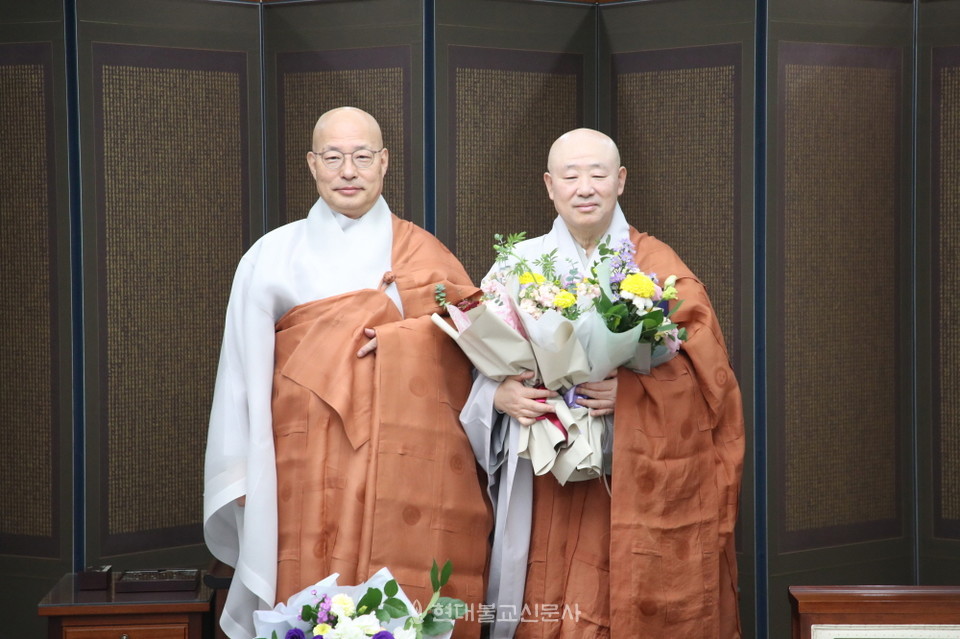 총무원장 진우 스님(사진 왼쪽)과 봉은사 주지 원명 스님.