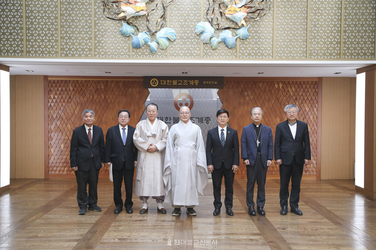 왼쪽부터 천도교 박상종 교령, 한국민족종교협의회 김령하 회장, 성균관 최종수 관장, 조계종 총무원장 진우스님,  한국기독교총연합회 대표회장 정서영 목사,  한국천주교주교회의 의장 이용훈 주교, 원불교 교정원장 나상호 교무.