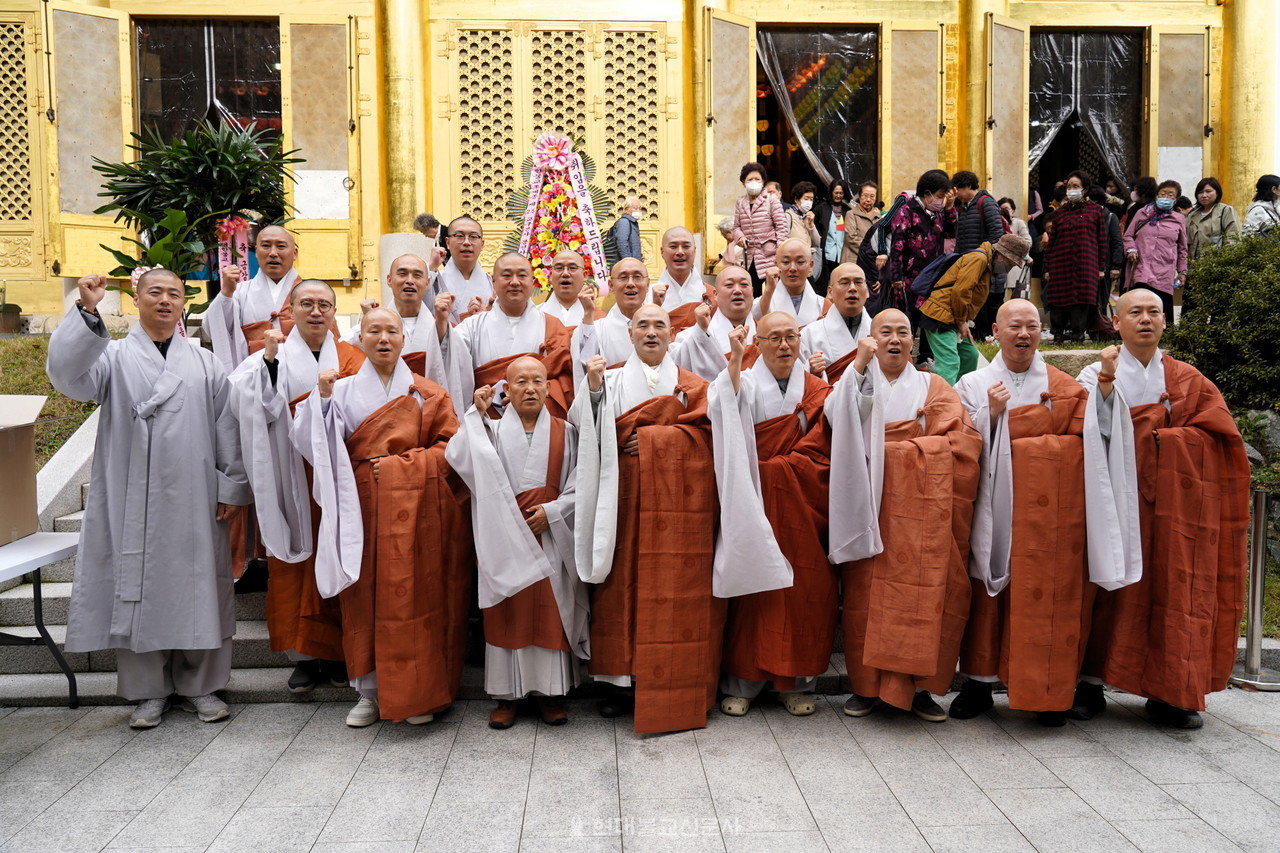 법회가 끝난 뒤 스님들이 함께 '부처님법 전합시다'를 외치고 있다.