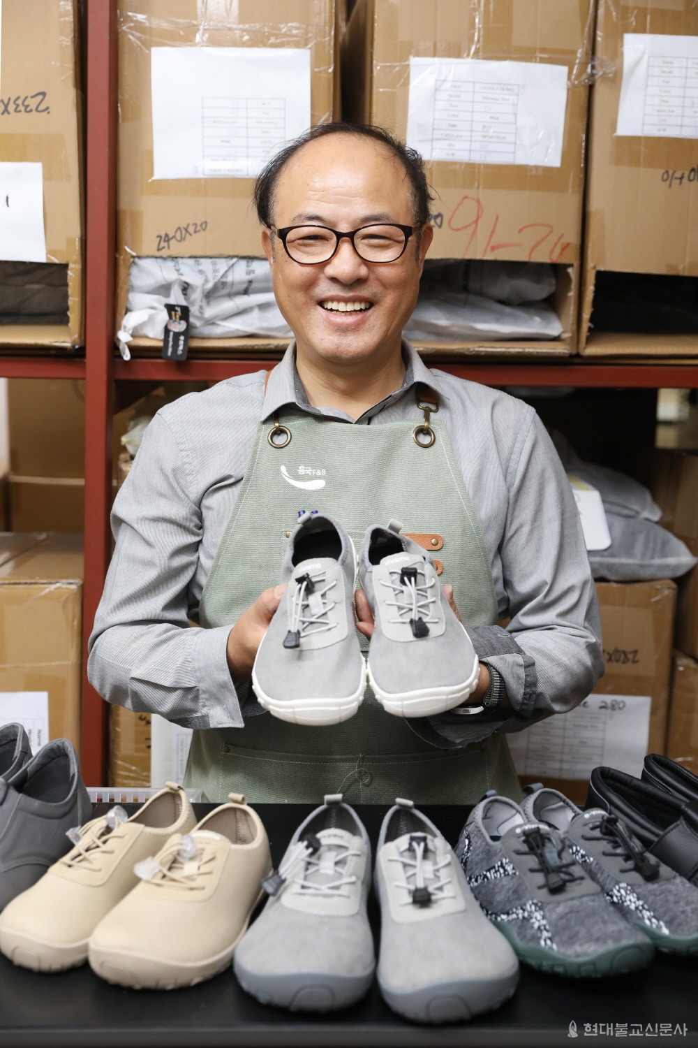 홍재화 필맥스 대표가 서울에 위치한 필맥스 신발제작소에서 본인이 개발한 ‘수행화’를 들고 밝게 웃고 있다. 발건강 지킴이라는 그는 필맥스 신발을 통해 보다 많은 이들이 건강을 챙기길 기원했다.