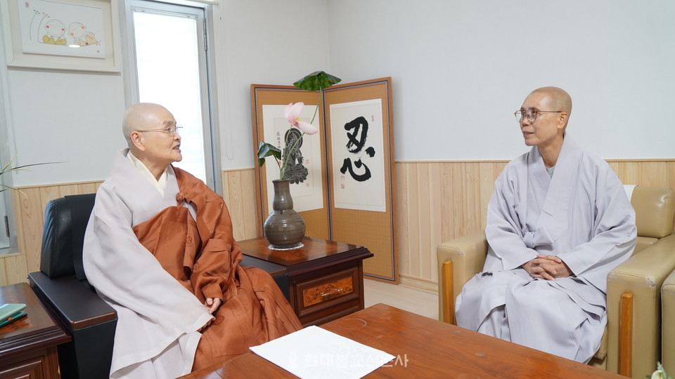  이날 인터뷰에는 집행부 수석부회장 수경 스님이 함께했다. 광용 스님은 “소임자들과 적극 소통, 비구니승가의 미래를 개척하는 데 최선을 다할 것”이라고 약속했다.