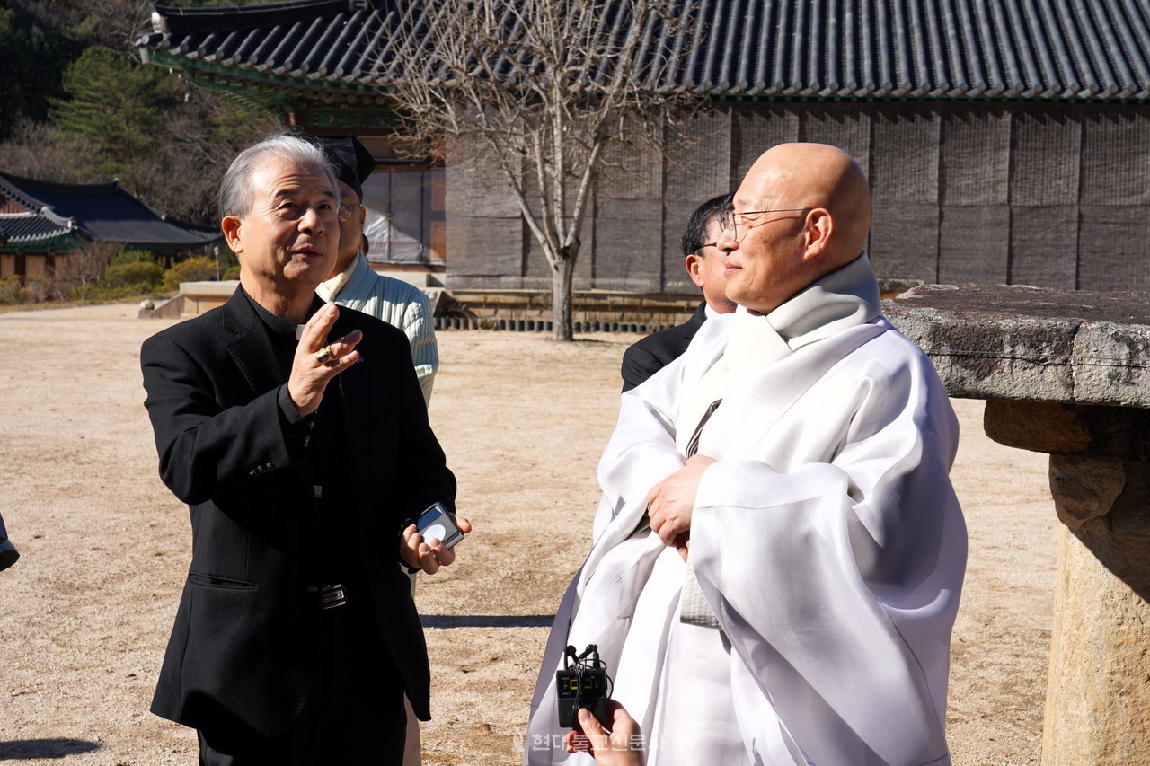 진우 스님과 이용훈 주교가 불교문화를 주제로 대화하고 있다.