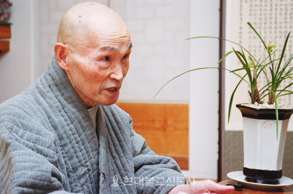 2000년 3월 곡성 성륜사 조선당에서 〈현대불교〉와 인터뷰한 청화 스님. 현대불교 자료사진