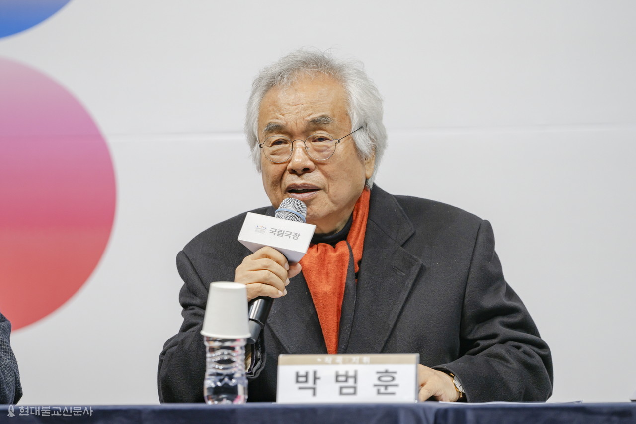 박범훈 원장이 기자간담회에서 교성곡 '세종의 노래'를 설명하고 있다 .