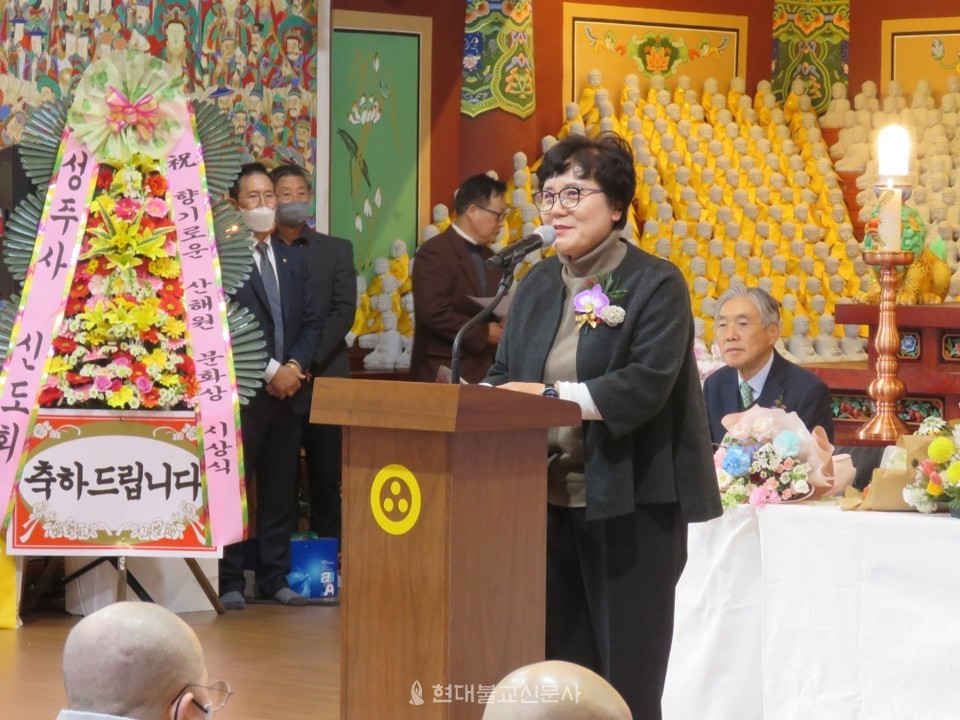 김인자 창원시 문화관광체육국장이 홍남표 창원시장의 축사를 대독하고 있다