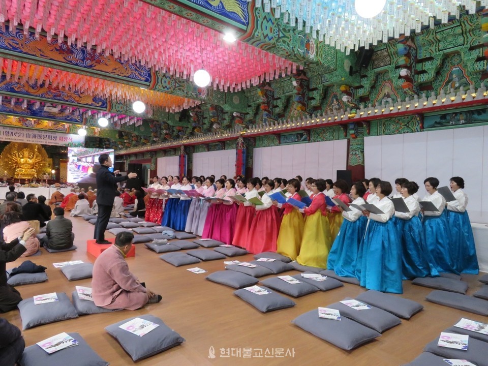 창원시 불교연합회 합창단의 축가모습