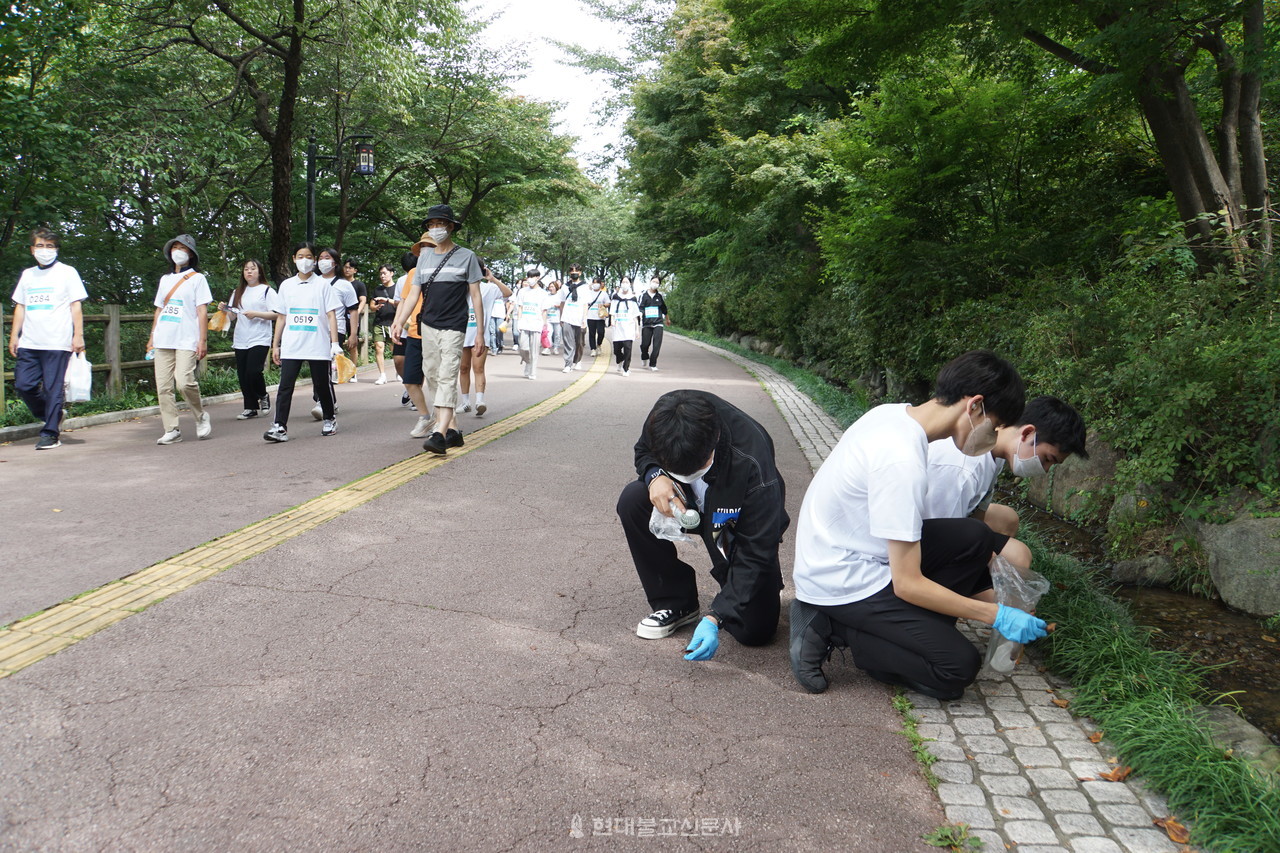 서울 남산 일원에서 열린 생명나눔 걷기 명상 축제서 참가학생들이 걸으며 쓰레기를 줍는 플로깅을 하고 있다.
