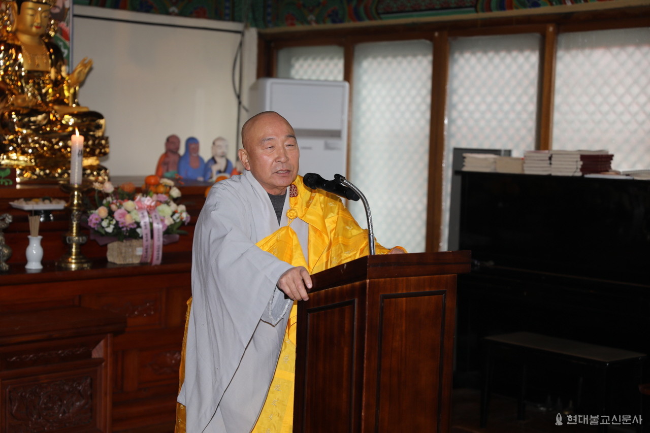 종회의장 도정 스님은 소통과 화합으로 대덕 스님들의 지혜를 나누자고 인사를 건넸다.