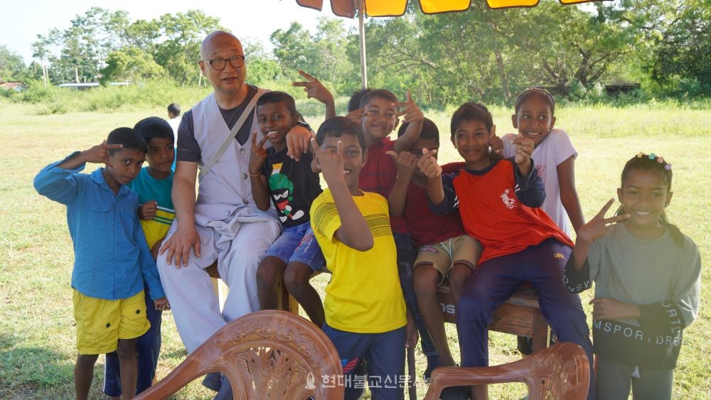 탄경 스님이 스리랑카 아이들과 쉬고 있다.