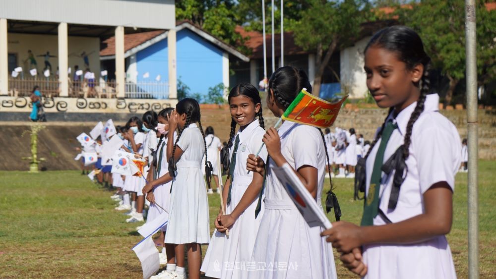 봉사단원들이 웰리파탄울라 초등학교에 들어서자 학생과 선생님들은 태극기와 스리랑카 국기를 연신 흔들며 춤과 노래로 환영했다. 