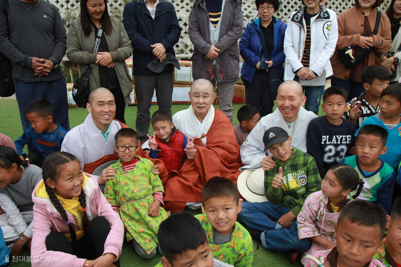 ‘세상을 향기롭게’가 2019년 진행한 몽골 사회복지시설 지원사업에서 몽골 어린이들과 함께하고 있는 정여 스님.