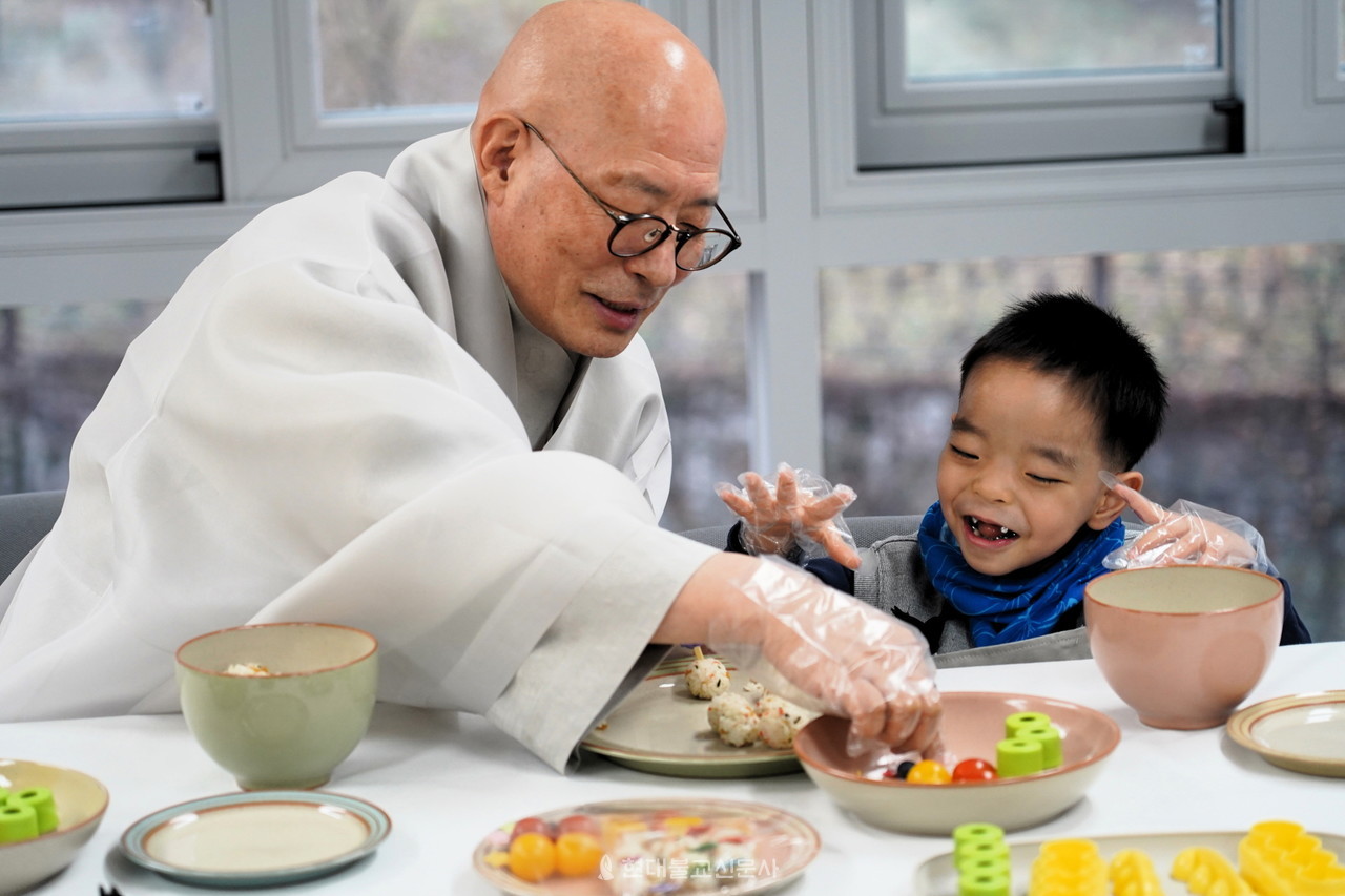조계종 총무원장 진우 스님과 보현이가 지난해 12월 11일 서울 강북장애인복지관에서 함께한 요리교실. 활짝 웃는 보현이의 미소가 아름답다.