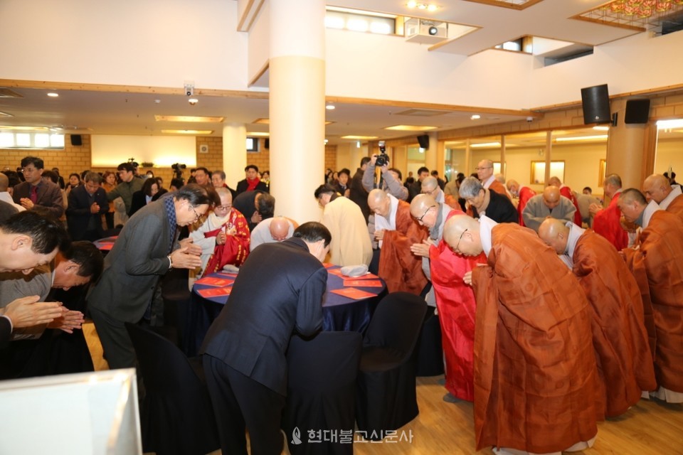 울산불교계 신년인사회에 참석한 사부대중이 상호 인사를 나누고 있다