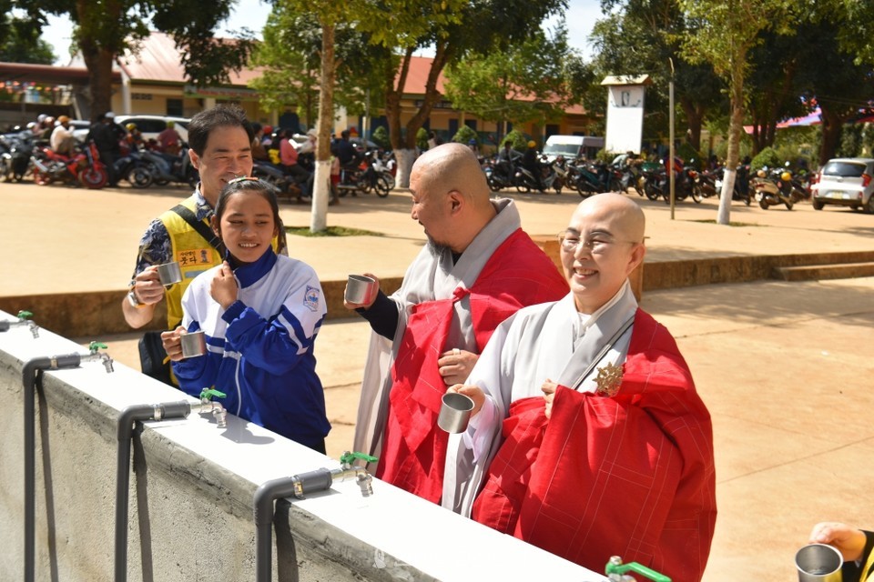 식수대 준공식에서 진성스님(사진 오른쪽 두번째)과 현진스님이 활짝 웃고 있다
