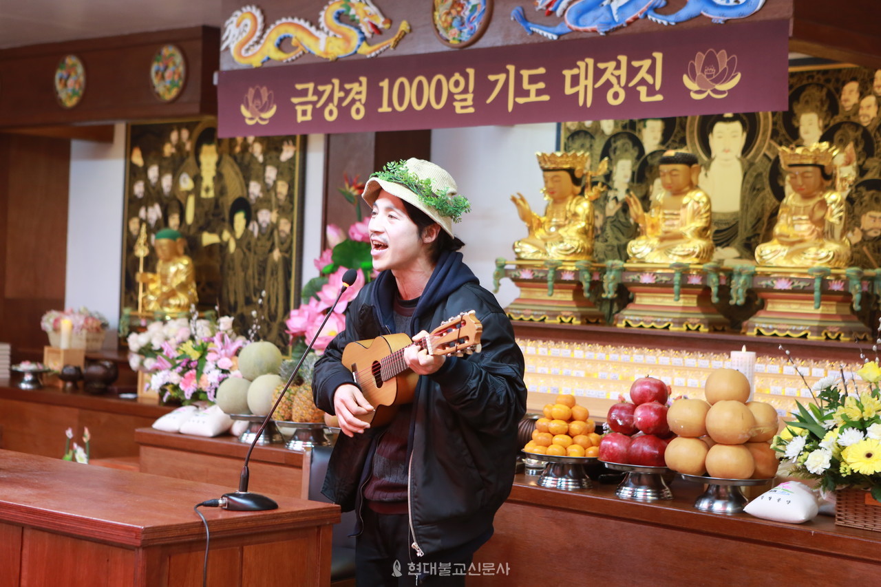 KBS 1TV ‘6시 내고향’의 리포터인 가수 라마의 공연이 있었다. 신도들은 가수 라마와 함께 라마의 자작곡 불교 노래를 부르며 즐거운 시간을 가졌다.