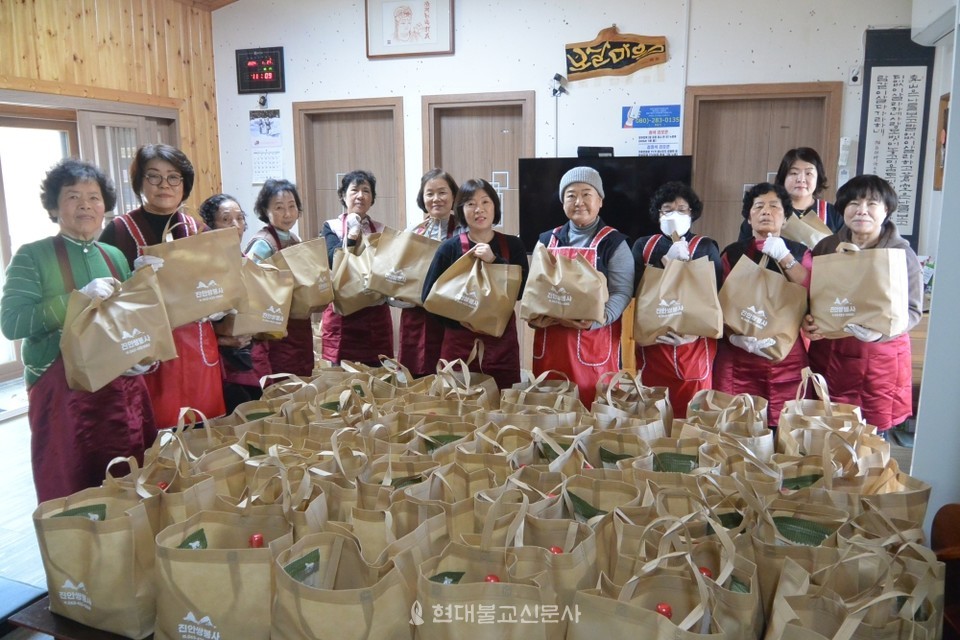 진안 쌍봉사 반찬나눔 봉사단이 지역 어르신들에게 설 명절음식 꾸러미를 전달했다