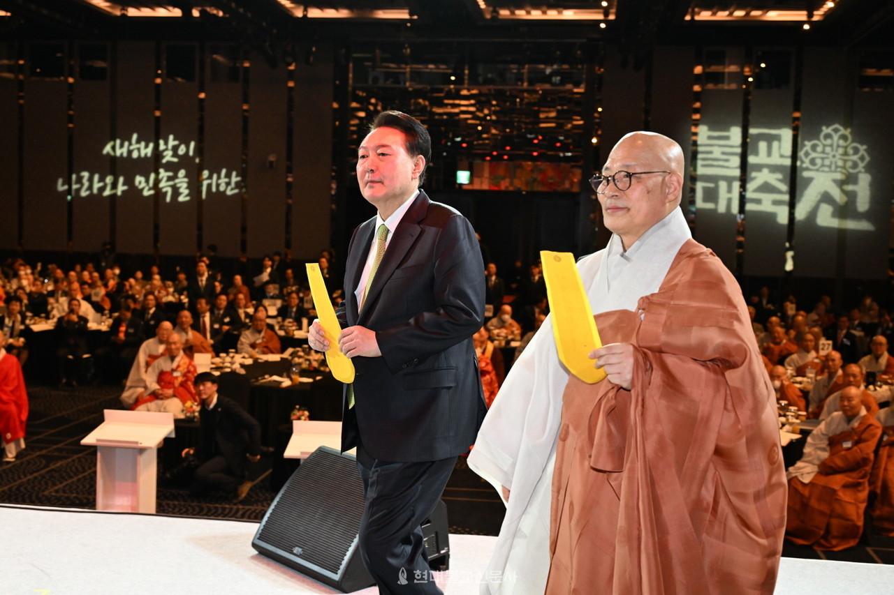 발원지를 올리기위해 무대에 오른 진우 스님과 윤 대통령. 
