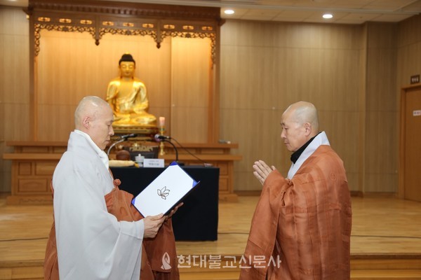 조계종 중앙선거관리위원장 태성 스님이 당선증을 지현 스님에게 전달하는 모습.