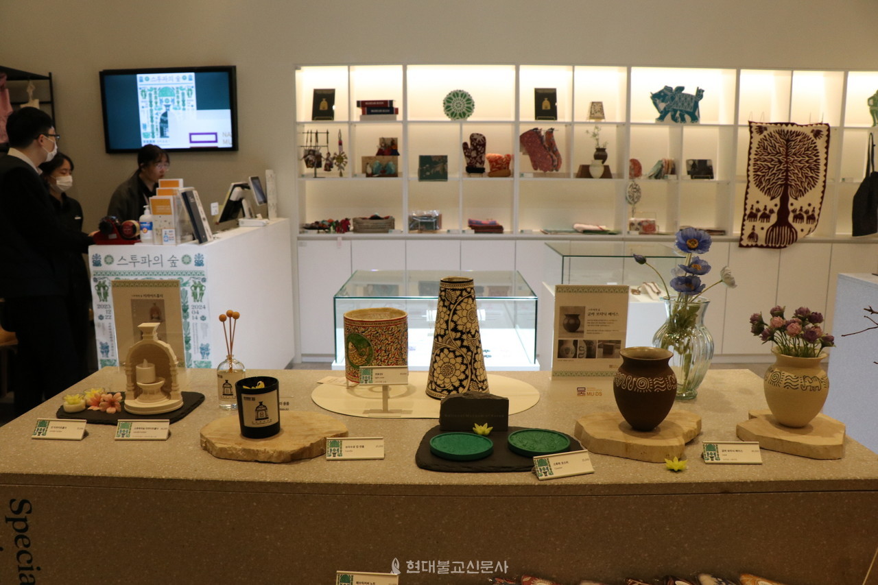 국립중앙박물관 특별전 '스투파의 숲' 전시실 입구의 뮤지엄 샵. '스투파의 숲' 관련 굿즈들을 판매하고 있다. 제품 라인업이 매우 다채롭다. 