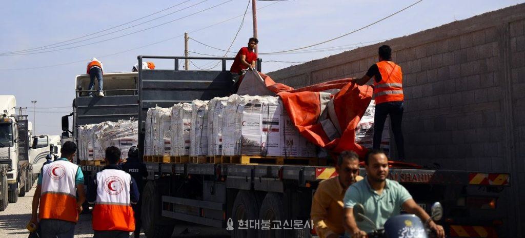 ½Ä·áǰ, ¹°, ÀÀ±Þ ÀÇ·á¿ëǰÀ» ½ÇÀº ±¸È£Æ®·°ÀÌ °¡ÀÚÁö±¸¿¡ ÁøÀÔÇß´Ù. »çÁøÃâó=À¯¿£ ´º½º