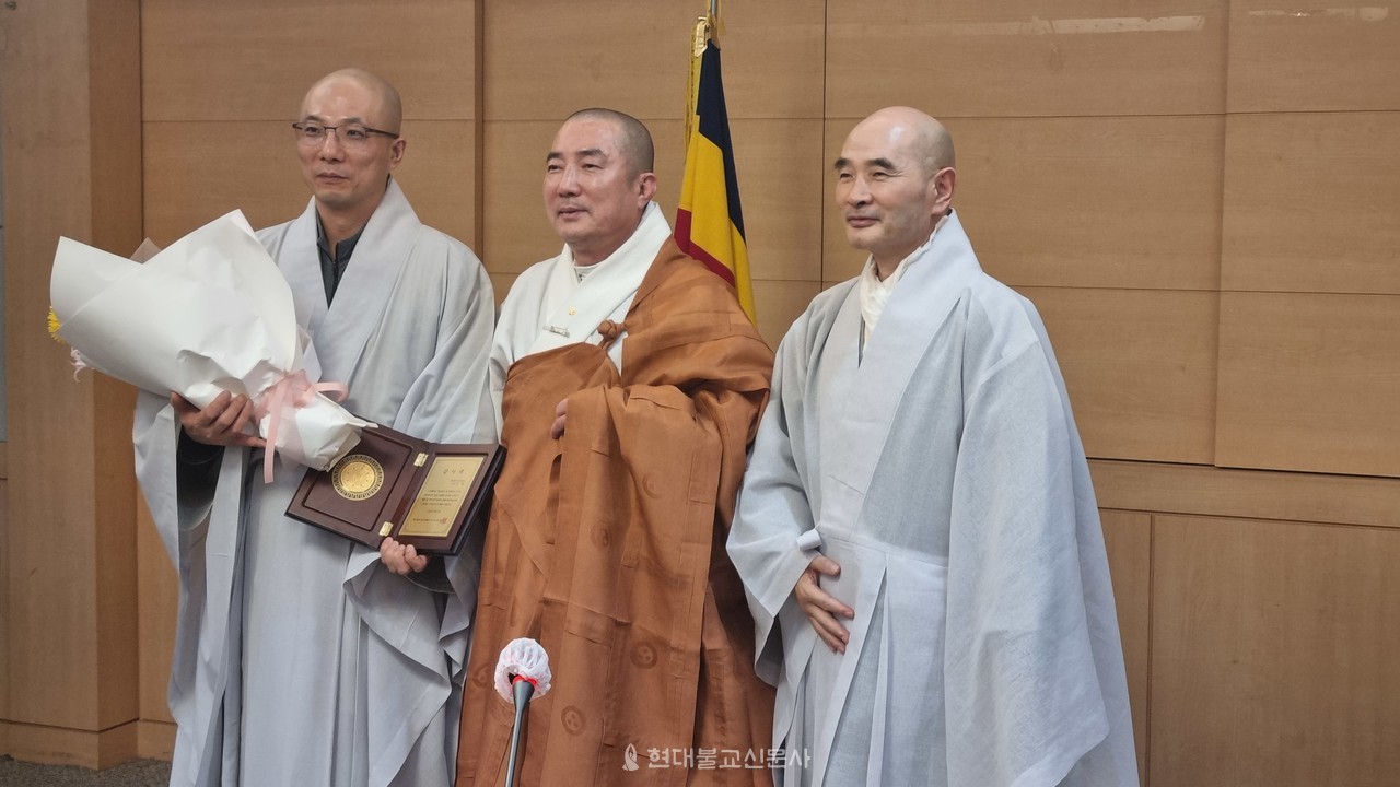 4년동안 이사로 활동한 성월 스님에 대한 감사패가 전달됐다. 감사패는 성월 스님의 상좌인 법성 스님(사진 왼쪽)이 받았다. 