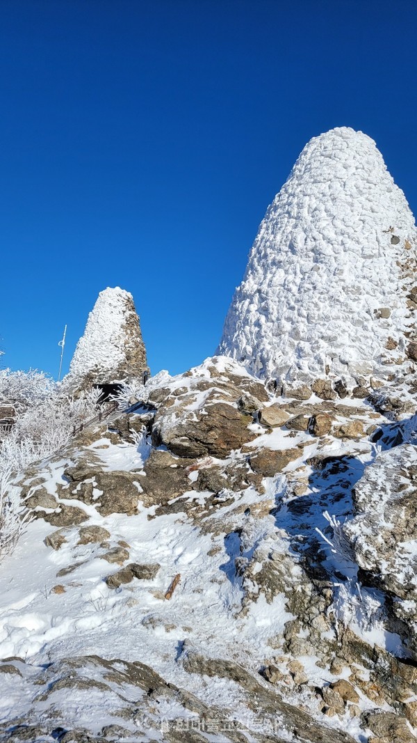 겨울철 흰 눈에 뒤덮인 비로봉 미륵불탑.
