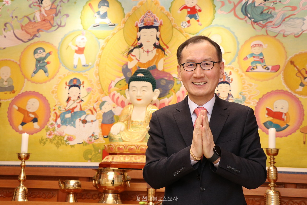 리뉴얼한 은석초등학교 연화법당에서 2월 28일자로 퇴임하는 양형진 교장이 합장하며 미소 짓고 있다. 1988년 3월 1일 교사로 부임한 양형진 교장은 36년간 은석초등학교에서 아이들을 가르쳤다.