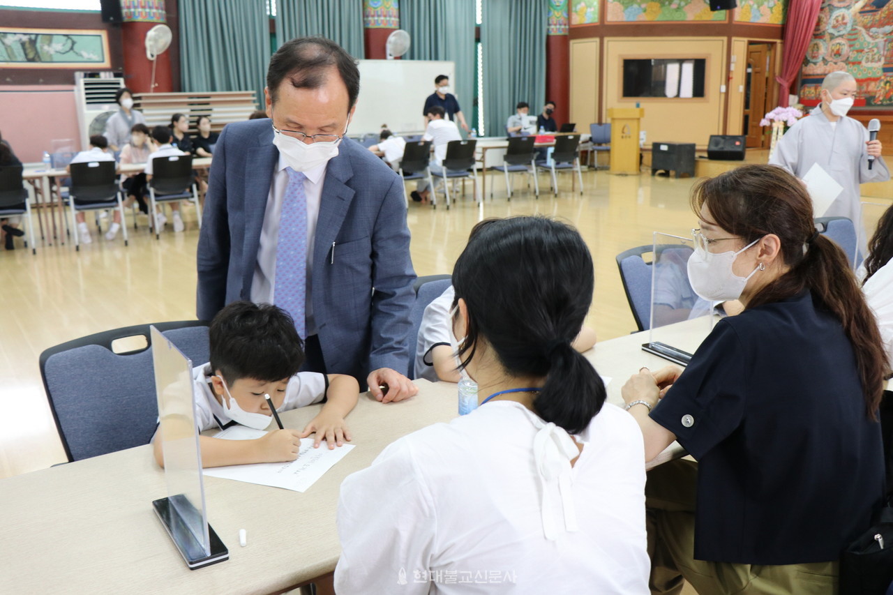 양형진 교장이 2022년 봉은사 순례법회서 불교문화체험을 지도하고 있다.