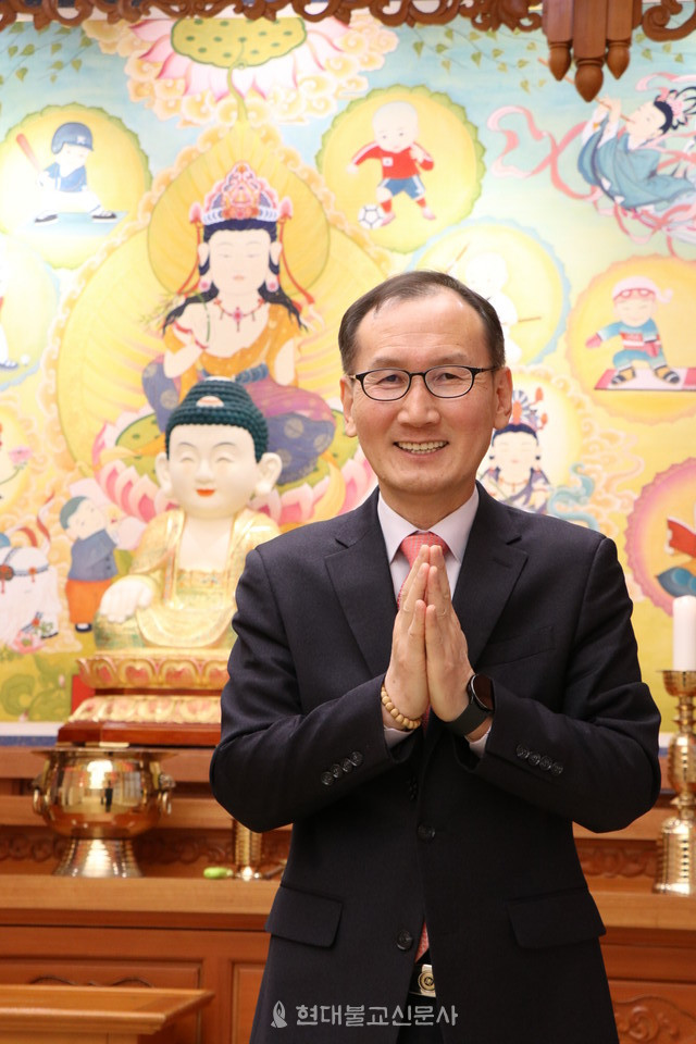 리뉴얼한 은석초등학교 연화법당에서 2월 28일자로 퇴임하는 양형진 교장이 합장하며 미소 짓고 있다. 1988년 3월 1일 교사로 부임한 양형진 교장은 36년간 은석초등학교에서 아이들을 가르쳤다. 