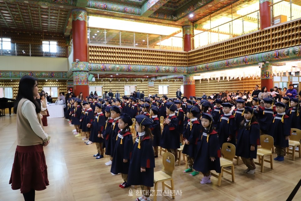 정법사 대자유치원이 2월 22일 제 97회 졸업식을 봉행했다