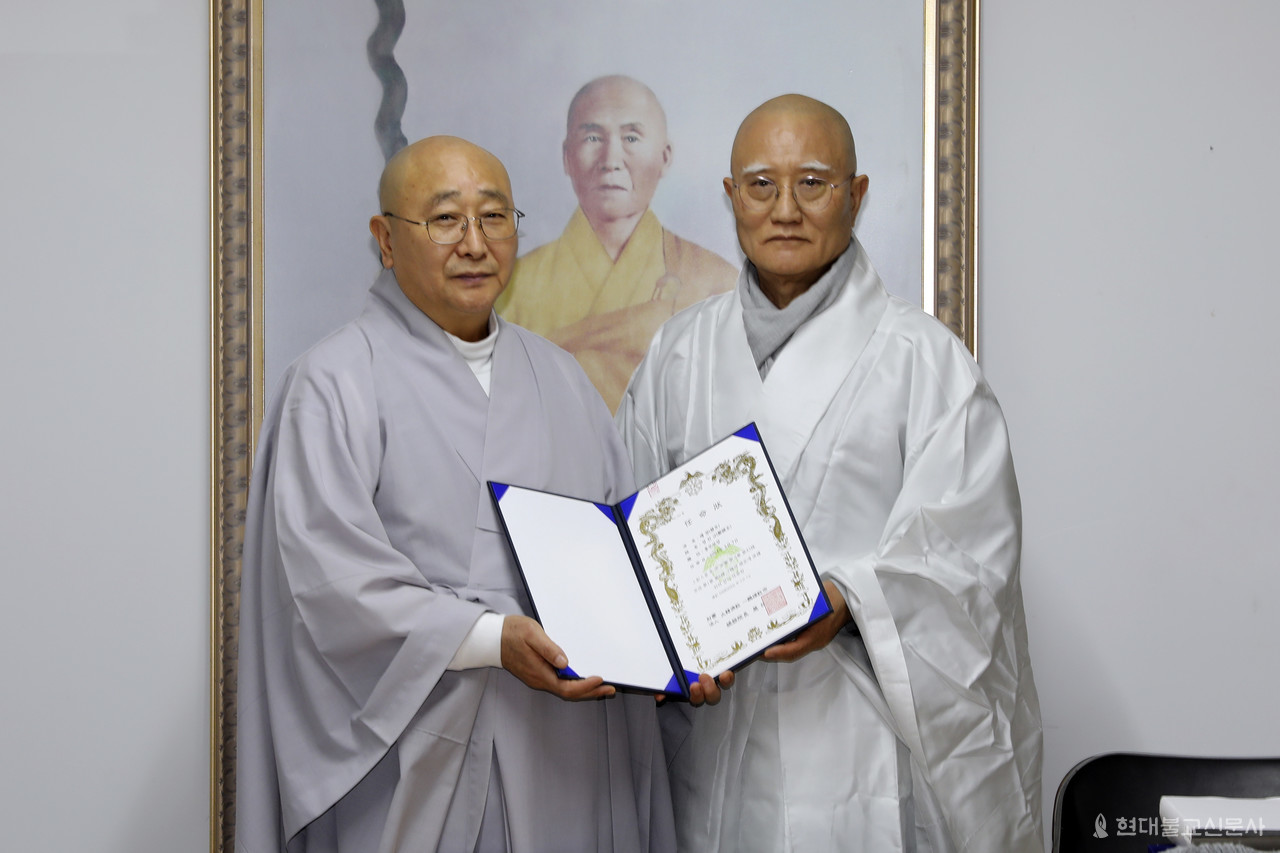 이날 일붕선교종 총무원장 혜일 스님(사진 오른쪽)은 혜광 스님(사진 왼쪽)을 총무원 총무부장으로 임명했다.