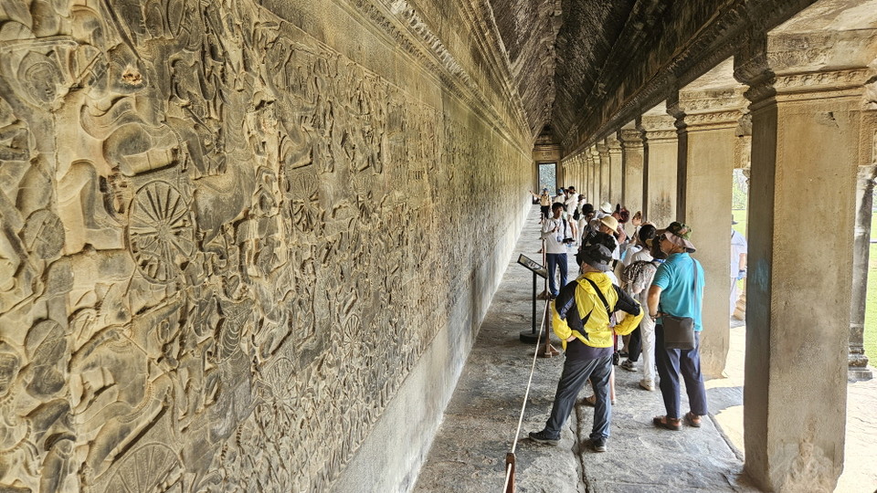 세게 7대 불가사의 건축물이자 캄보디아 왕국의 전성기에 지어진 앙코르화트의 회랑