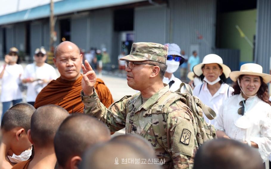 태국에서 온 스님들에게 군종업무에 대해 설명하는 송크란 대위. 사진출처=스트타즈 앤 스트라이프스