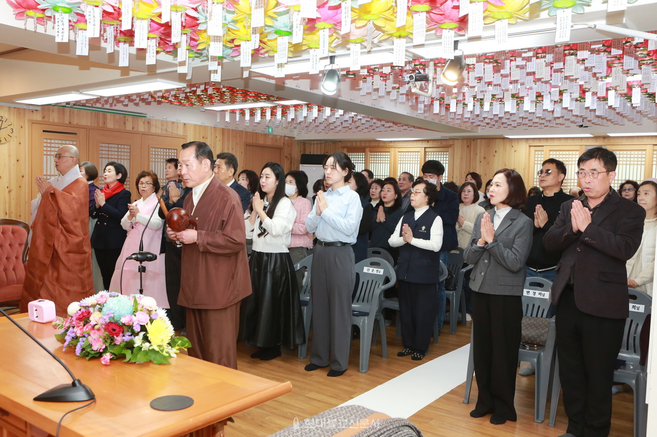도심속 포교도량인 부산 여래선원 여여불교대학(학장 효산스님)이 3월 17일 여래선원 대법당에서 ‘2024년도 입학식’을 봉행했다.