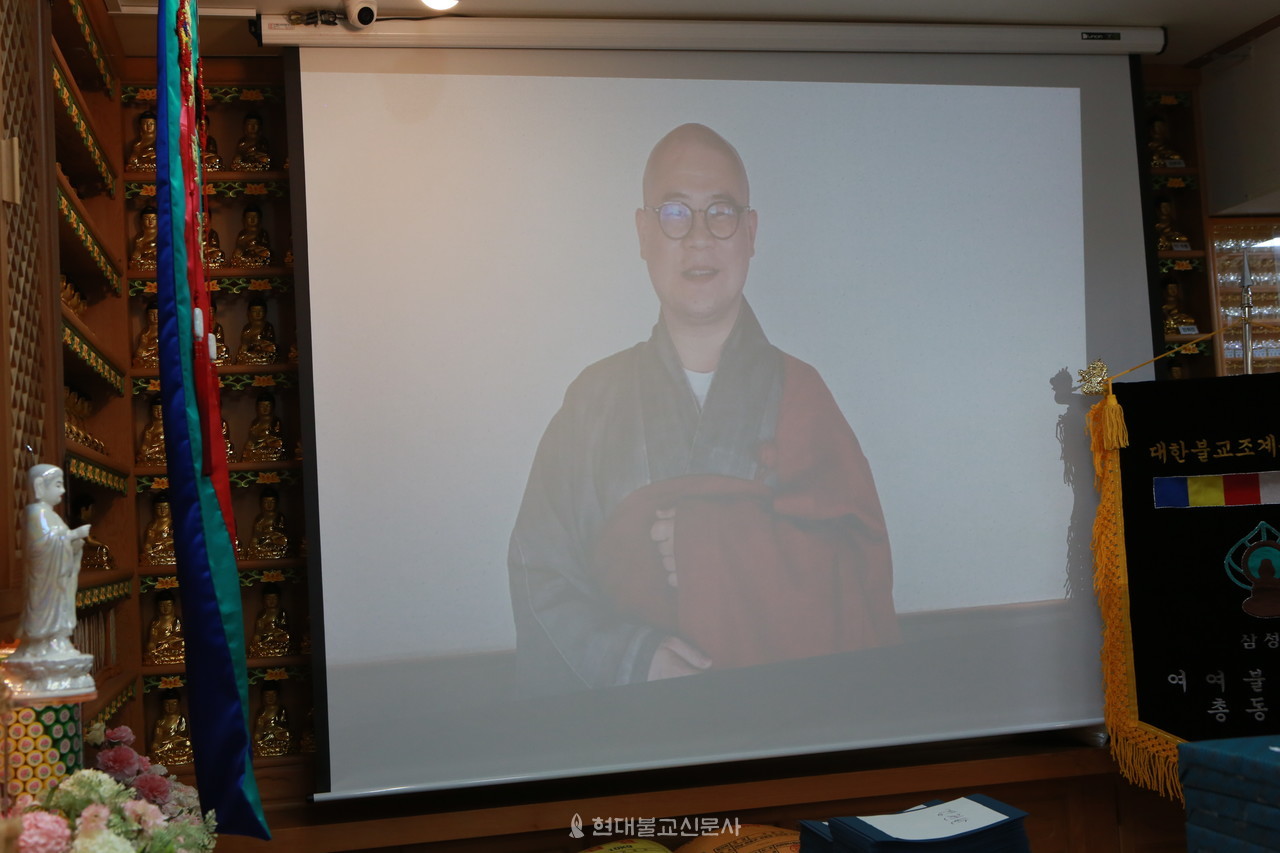 BTN 소나무 프로그램 진행자이자 여여불교대학 교수인 광우 스님의 영상 축사 모습