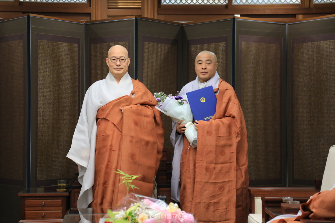 총무원장 진우 스님과 법주사 주지 정덕 스님(사진 오른쪽).