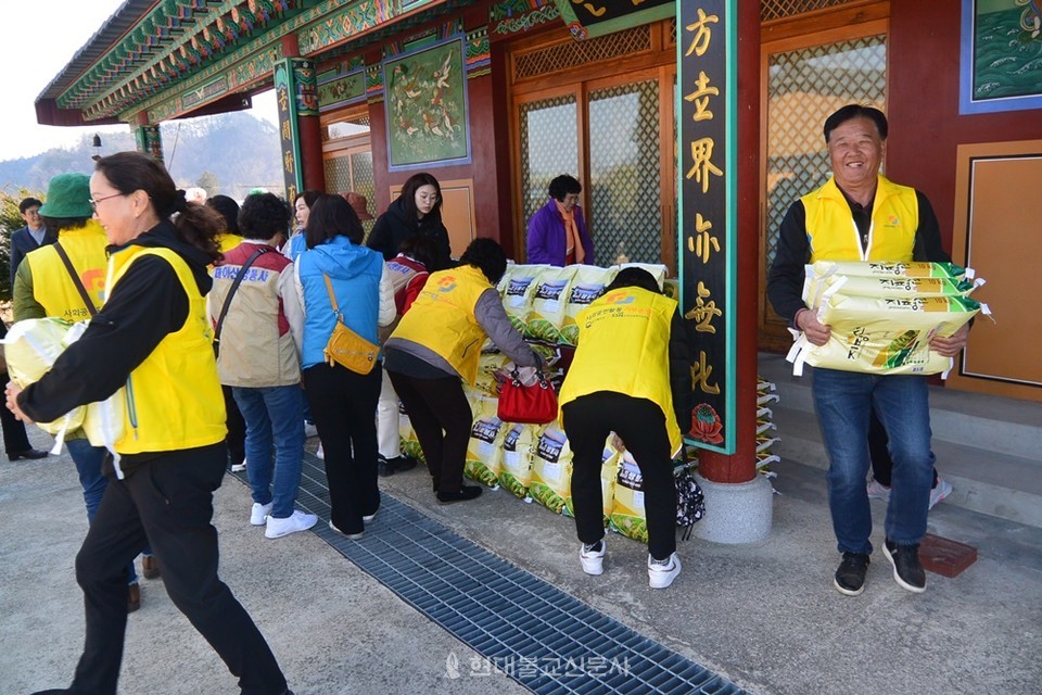 쌀 전달을 위해 이동하는 자원봉사자들