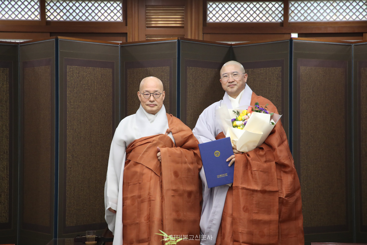 조계종 총무원장 진우 스님과 불교신문사 사장으로 임명된 오심 스님(사진 오른쪽).