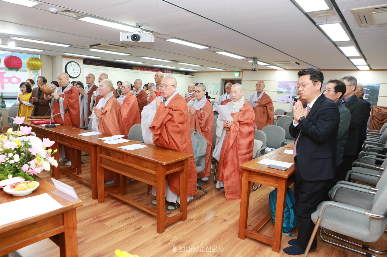 봉사하는 스님들의 모임인 화엄승가회(회장 자인 스님)가 창립 9주년 기념법회를 3월 23일 부산불교교육대학 대강당에서 봉행했다.