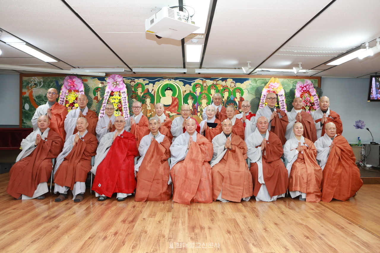 봉사하는 스님들의 모임인 화엄승가회(회장 자인 스님)가 창립 9주년 기념법회를 3월 23일 부산불교교육대학 대강당에서 봉행했다.
