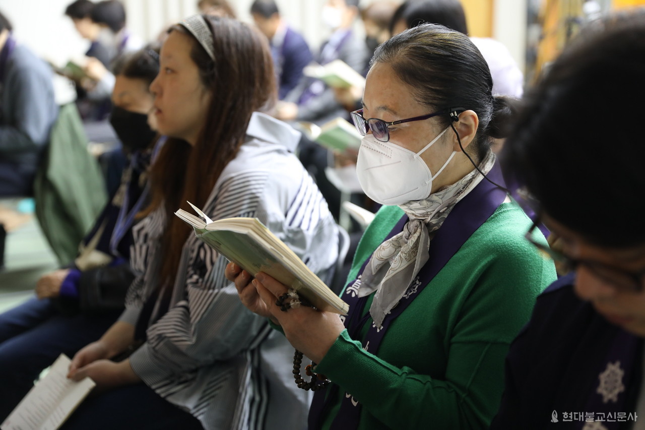 서울정사에 모인 교도들이 대반열반경을 함께 봉독하고 있다.