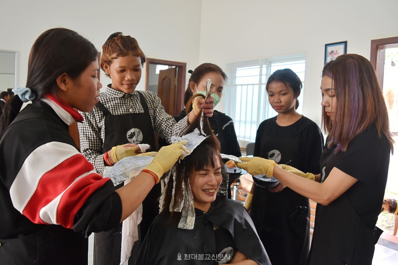 캄보디아 로터스희망미용센터에서 교육받는 학생들. 사진제공=로터스월드.