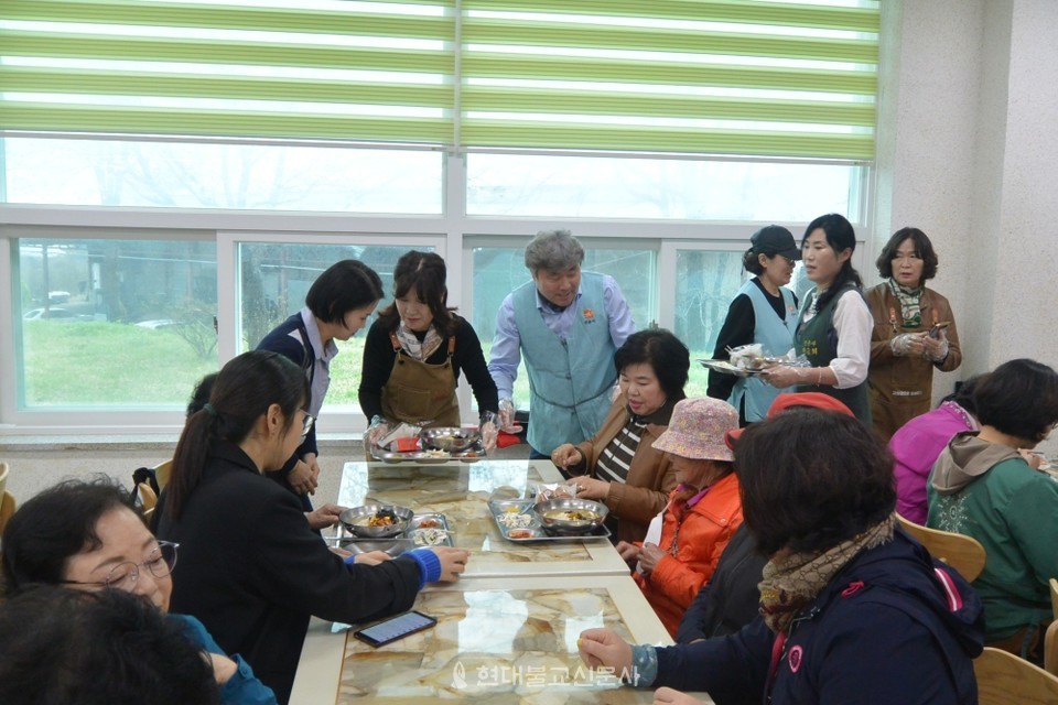 정찬원 선운사 총신도회장과 용경남 고창군수 부인이 배식봉사활동을 하고 있다