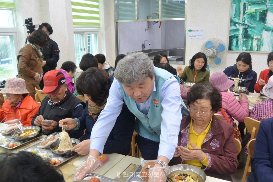 배식봉사중인 정찬원 선운사 총신도회장