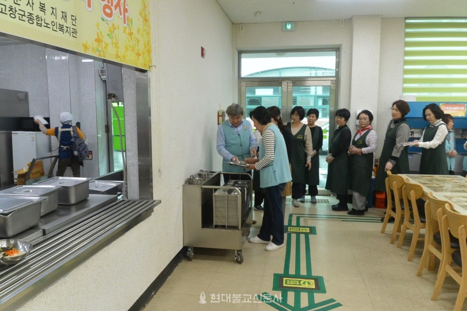 선운사 신도회 자원봉사자들이 배식봉사활동 준비를 하고 있다