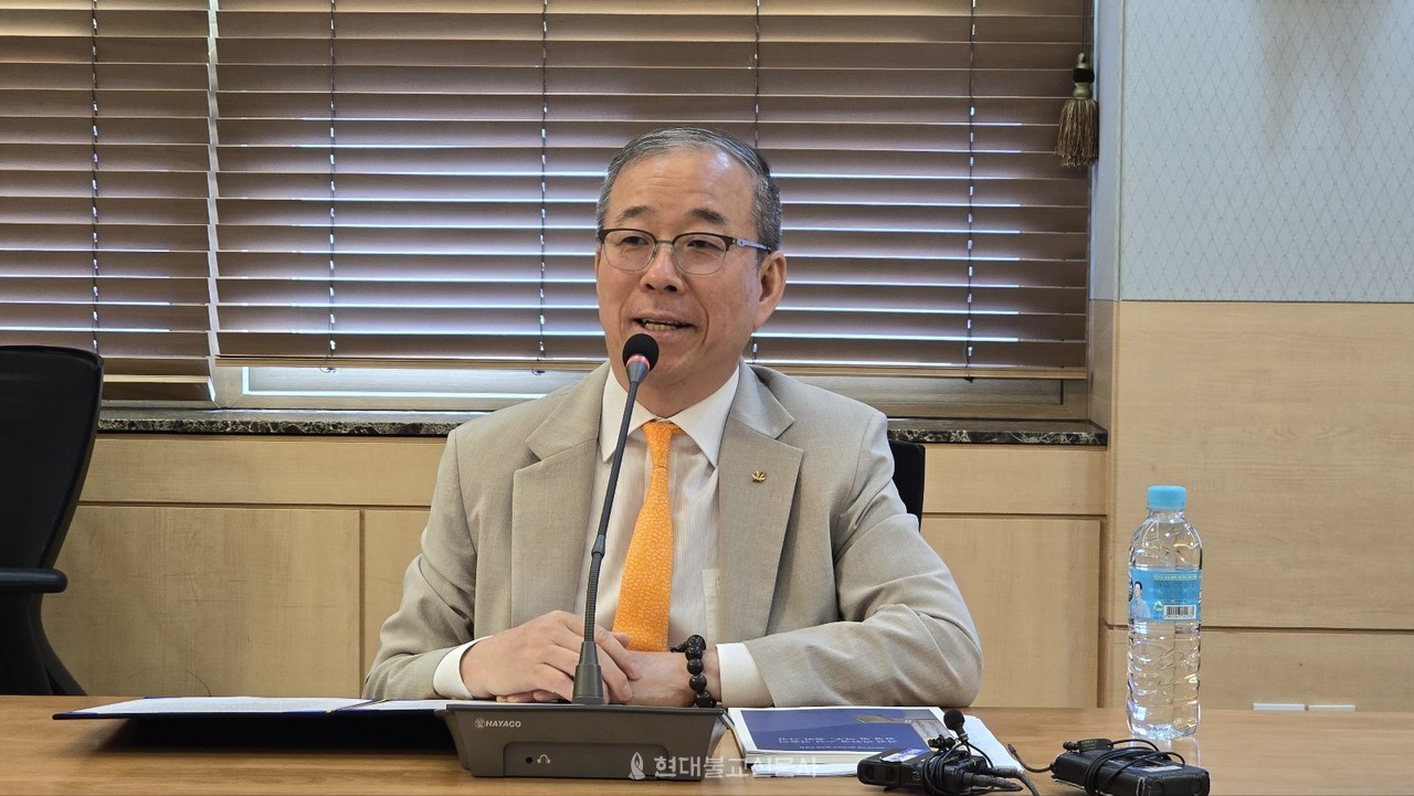 윤재웅 동국대 총장이 석전 스님 전서 발간 의미에 대해 설명하고 있다.