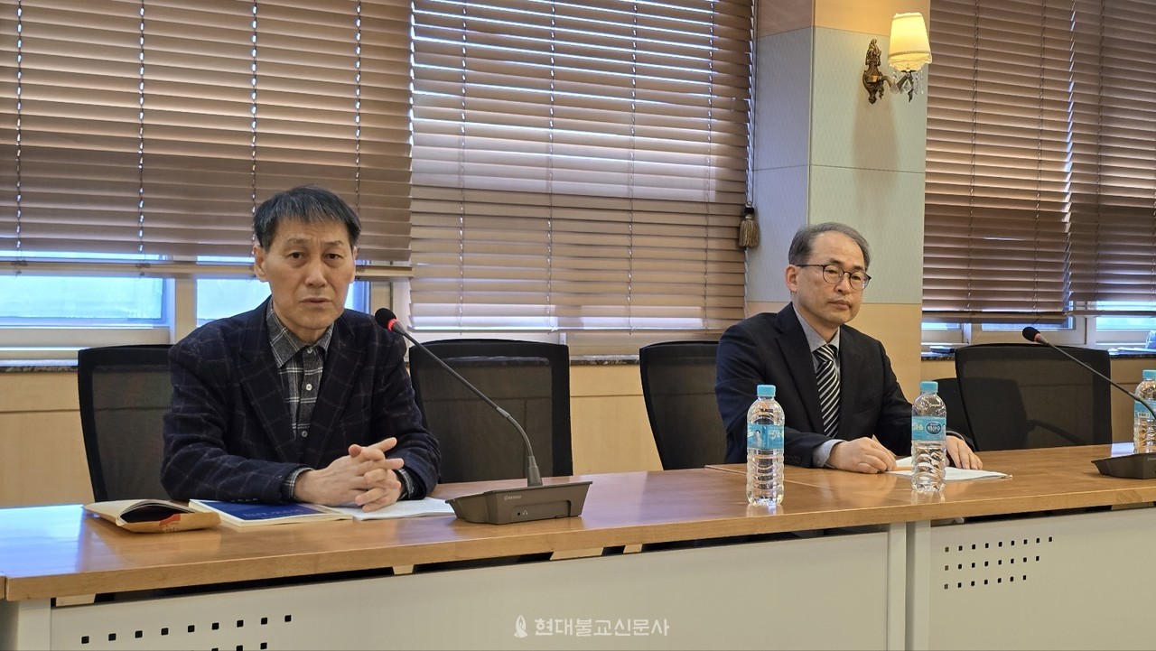 석전 스님 전서를 책임질 김상일 동국대 국어국문문예창작학부 교수와 김종진 불교학술원 교수.