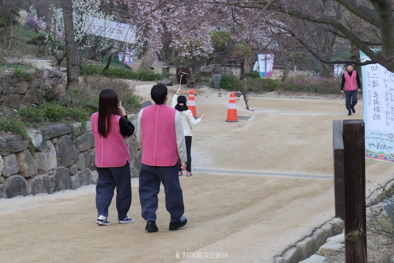 한쌍의 참가자들이 저녁 공양 후 산책 데이트를 하고 있다.
